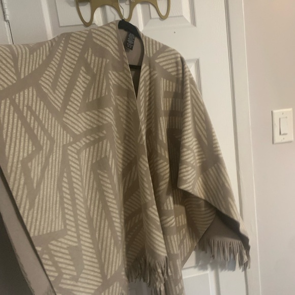 Geometric Print Poncho - Picture 4 of 4